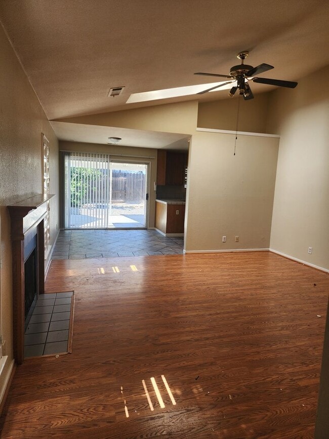 Building Photo - 3 Bedroom 2 Bath in HOA Community with Com...