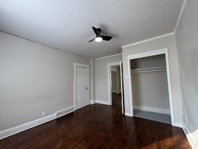 Building Photo - 836 S Broadway Ave