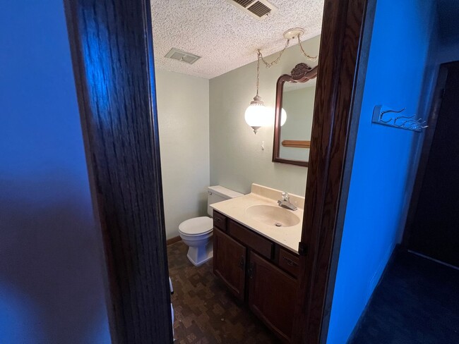 Building Photo - Beautiful Spacious 3 Bedroom, 2.5 Bath Hom...