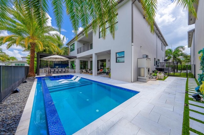 Building Photo - 17119 Aquavera Way
