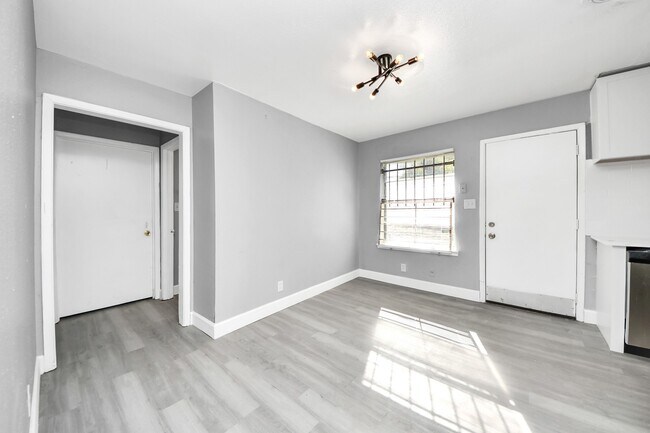 Building Photo - 5606 Elmlawn Dr