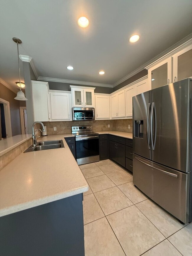 Building Photo - Beautiful 4 bedroom 2 bath home centrally located for added convenience