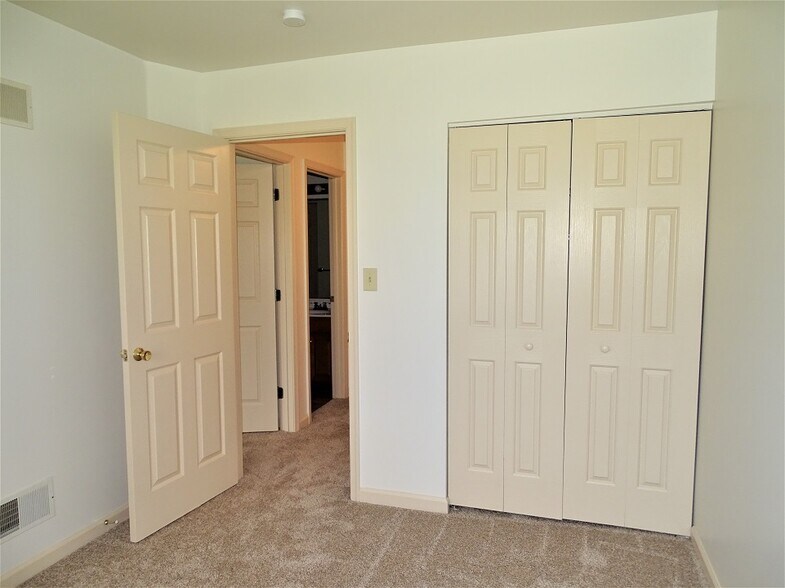 Building Photo - 822 Woodridge Dr