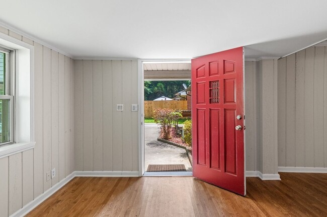 Building Photo - Introducing a newly renovated 3 bedroom, 2...
