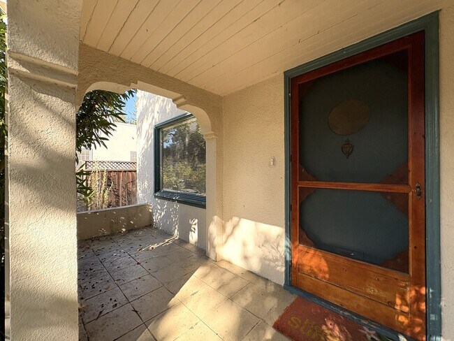 Building Photo - Charming 2-Bedroom Home with Spacious Back...