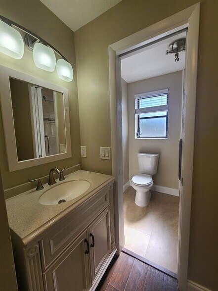 Building Photo - 3201 Bayview Dr
