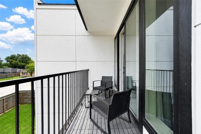Building Photo - 6835 Weston St