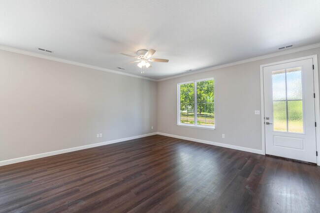 Building Photo - 220 Green Meadows Cir