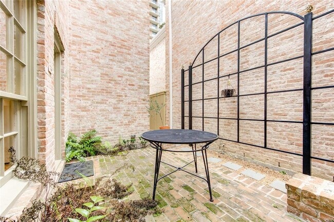 Building Photo - 2310 Briarglen Dr