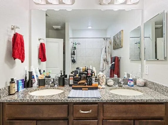 Building Photo - Beautiful Town Home For Rent in Meadow Poi...