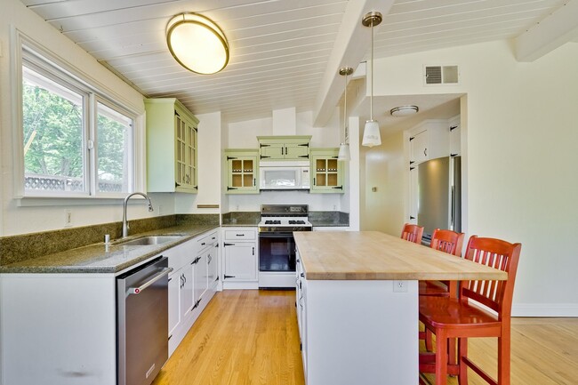 Building Photo - Beautifully Remodeled Home in Prime Cambri...