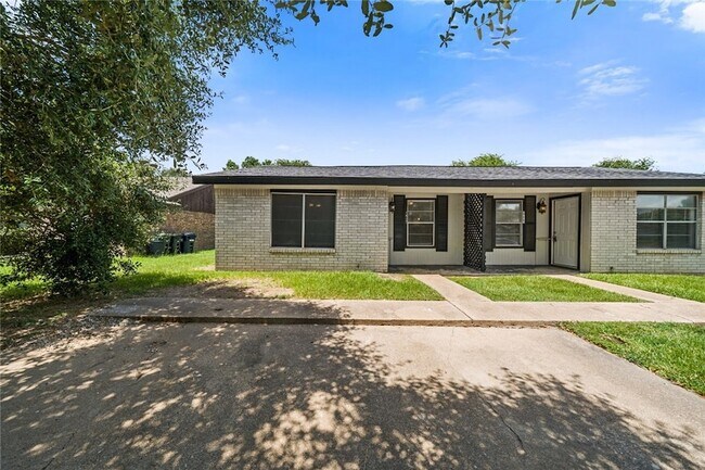Building Photo - 1417 Hillside Dr