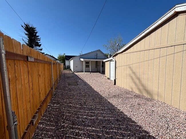 Building Photo - Adorable 4 Bedroom 2 Bathroom Single Famil...