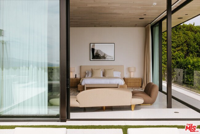 Building Photo - 1536 Blue Jay Way