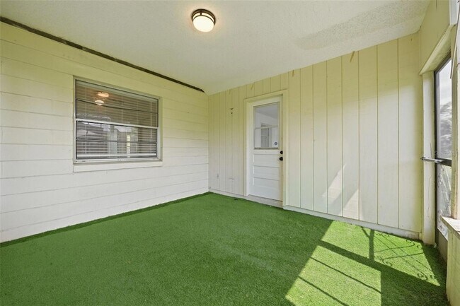 Building Photo - 515 Floral Dr