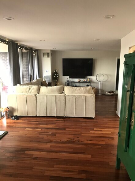 Living Rm - 250 S Reynolds St