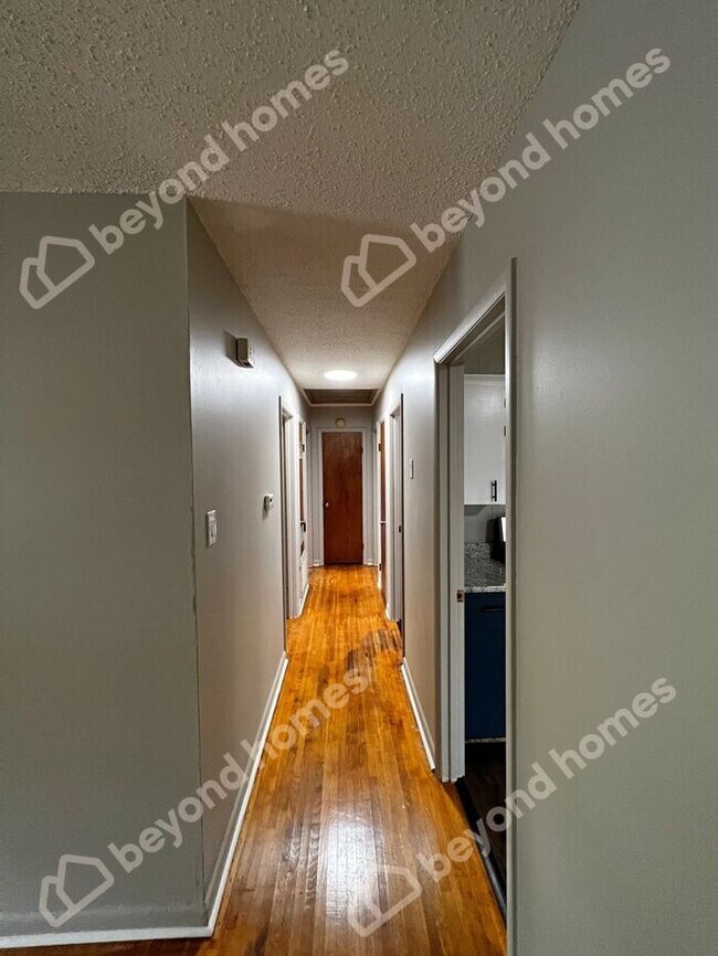 Building Photo - Beautiful and Modern 3 BD 1 BA with 1,196 ...