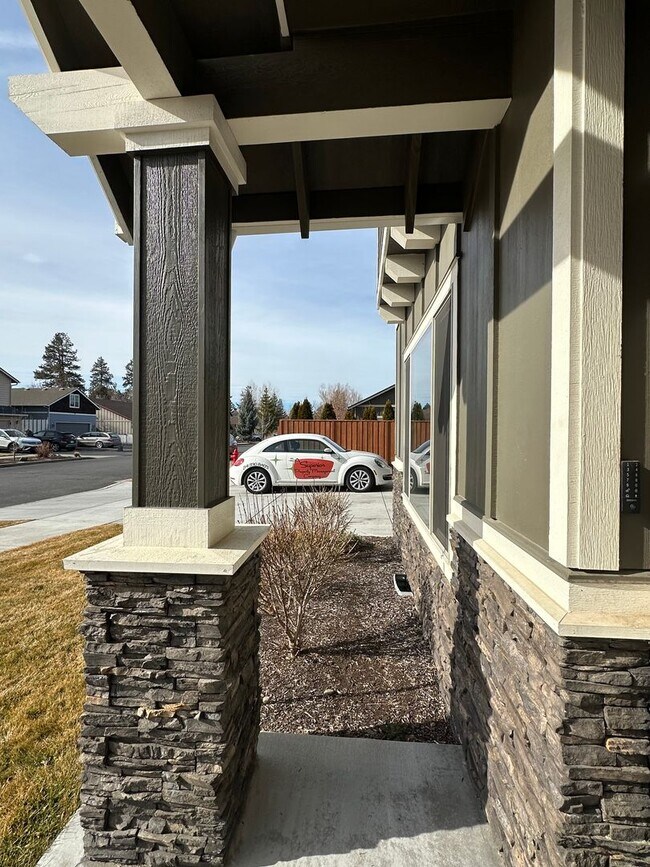 Building Photo - Beautiful Stone Creek Home | Open Layout, RV Parking & Private Pool Access