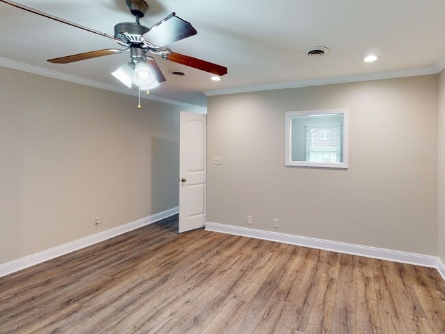 Building Photo - Move-in Ready Townhome in Desirable Sango ...