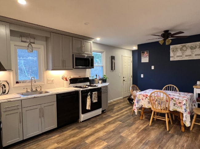 Building Photo - Cozy, One Level Living Ranch