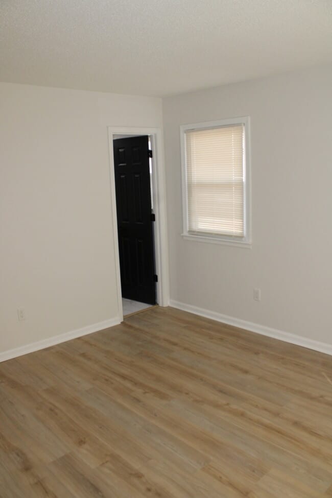 Building Photo - Spacious 5-bedroom, 2.5 full-bath home located in Shawnee, KS