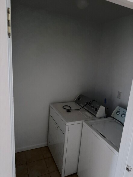 Laundry (in unit) - 216 Amity St