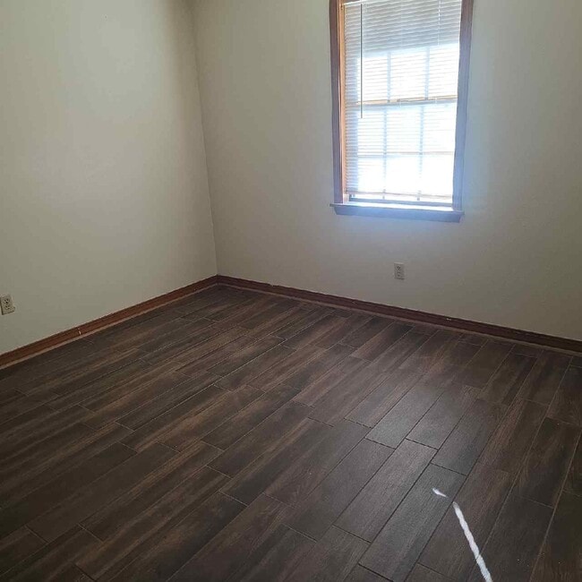 Building Photo - 1002 Sybil Dr