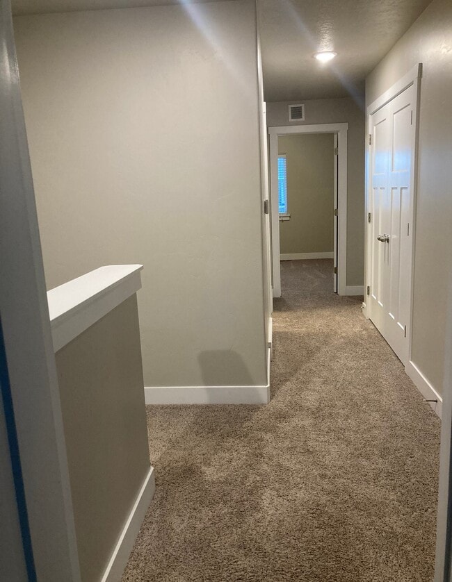 Building Photo - 1661 E Talon Way