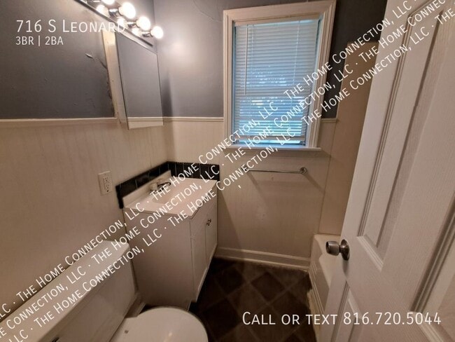 Building Photo - 716 S Leonard-