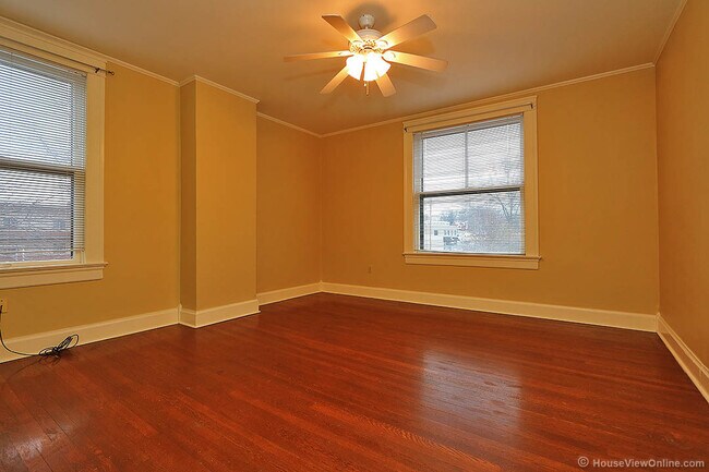 Building Photo - Three Story House Close to SEMO - June 2026- May 2027 Lease