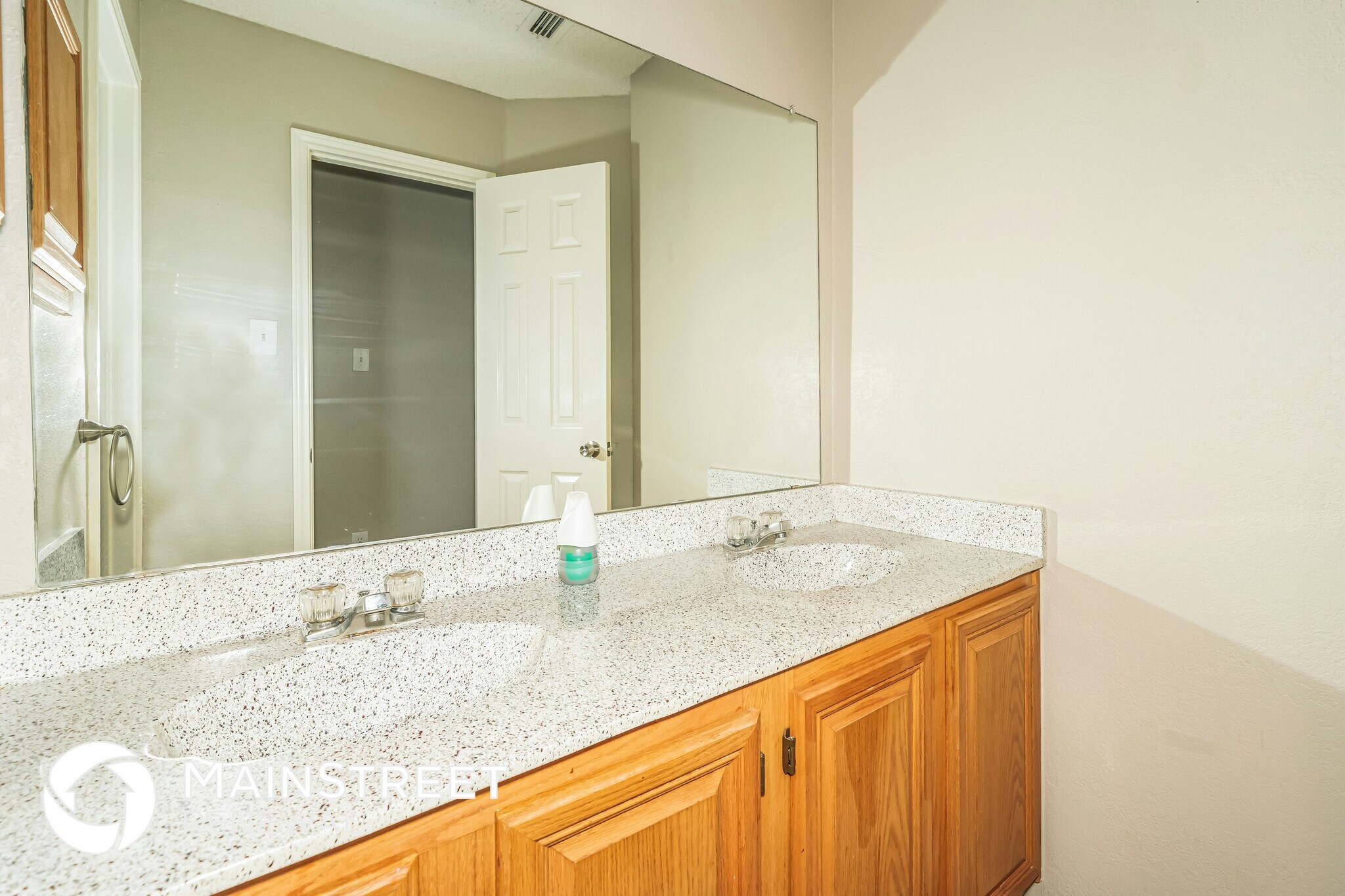 Building Photo - 7501 Meadow Creek Dr