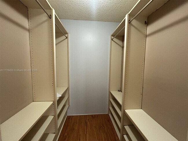 Building Photo - 409 Live Oak Ln