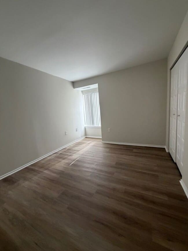 Building Photo - SPACIOUS 2 BEDROOM 2 BATH CONDO IN CENTER CT