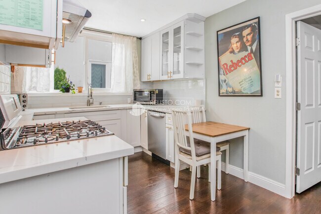 Building Photo - 2720 Bellaire Pl