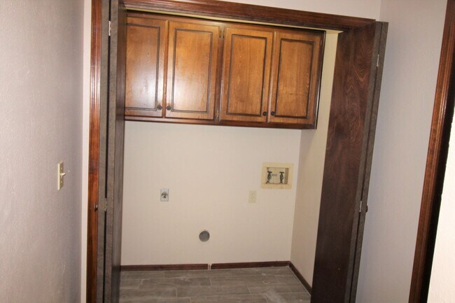 Building Photo - 223-225 Skylark Ct