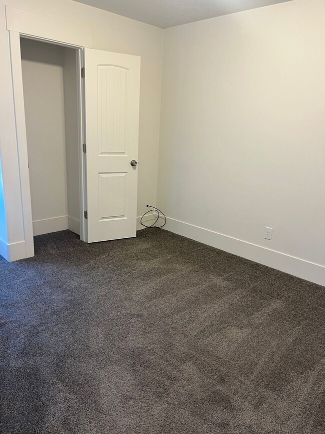 Building Photo - Pet Friendly Townhome