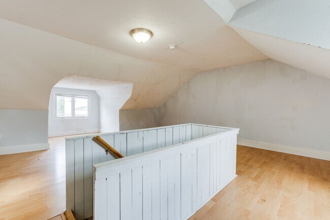 Building Photo - Available NOW - Spacious 6 Bedroom, 2 FULL Bath Home Located in South Side Slopes!