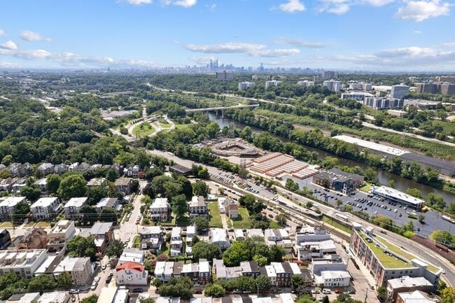 Building Photo - 125 Sumac St