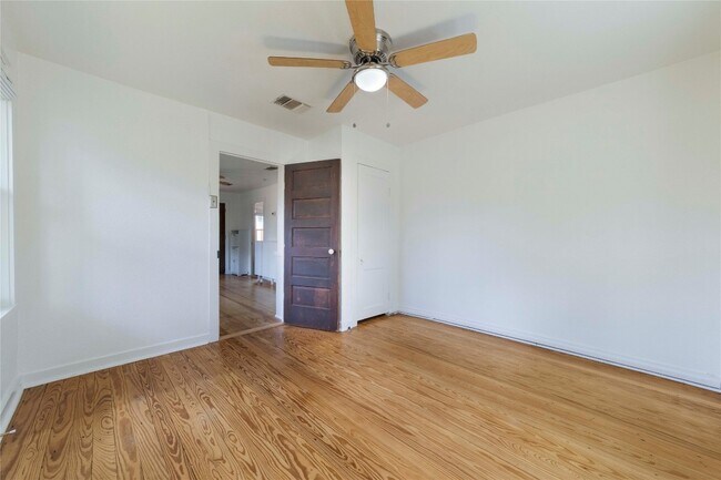 Building Photo - 1210 Coleto St