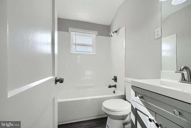 Building Photo - 817 N Marlyn Ave