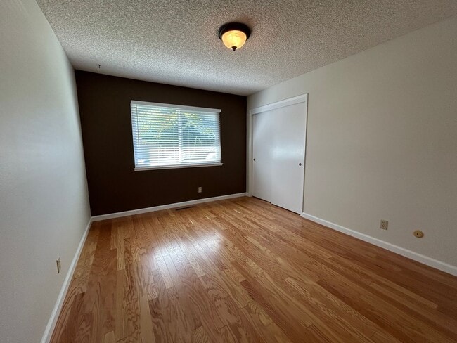 Building Photo - Welcome to this charming 3-bedroom, 2-bath home located in a desirable Oakmont 55+ adult community