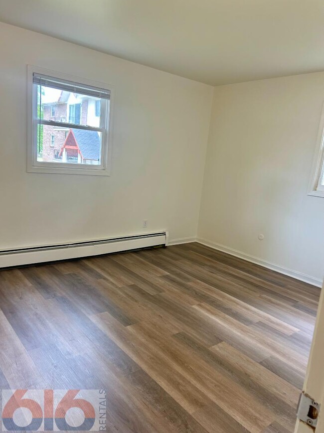 Building Photo - 630 56th St SE