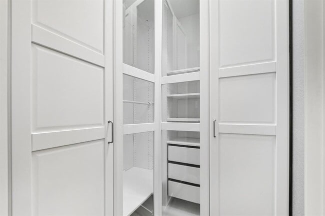 Building Photo - 2244 Hilltop Climb Dr