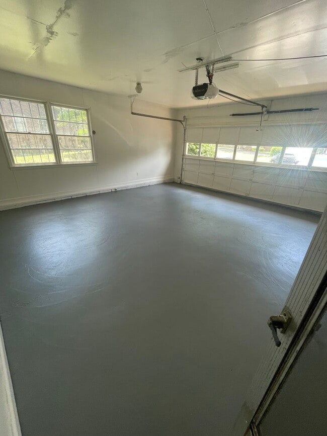 Building Photo - 2 bedroom 3 bath  Mid- Century style home! This home has a wonderful outdoor area great for Enter...