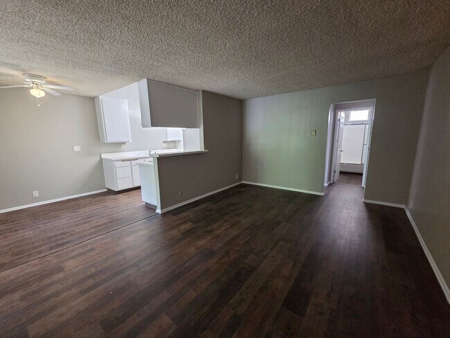 Building Photo - Spacious 1 Bedroom 1 Bath Upstairs Unit Apartment
