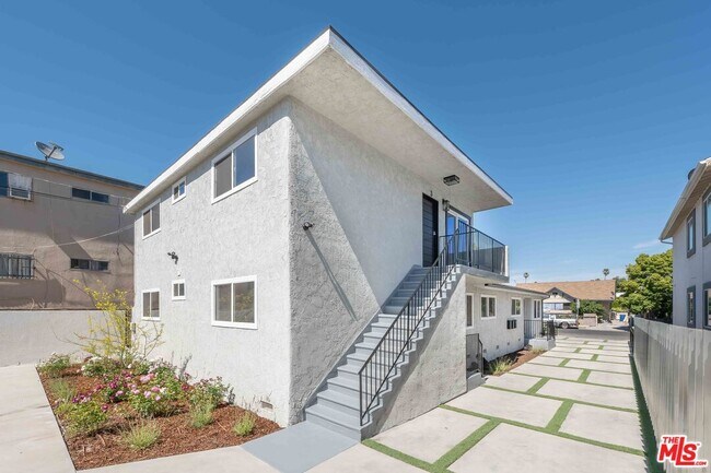 Building Photo - 817 N Kingsley Dr
