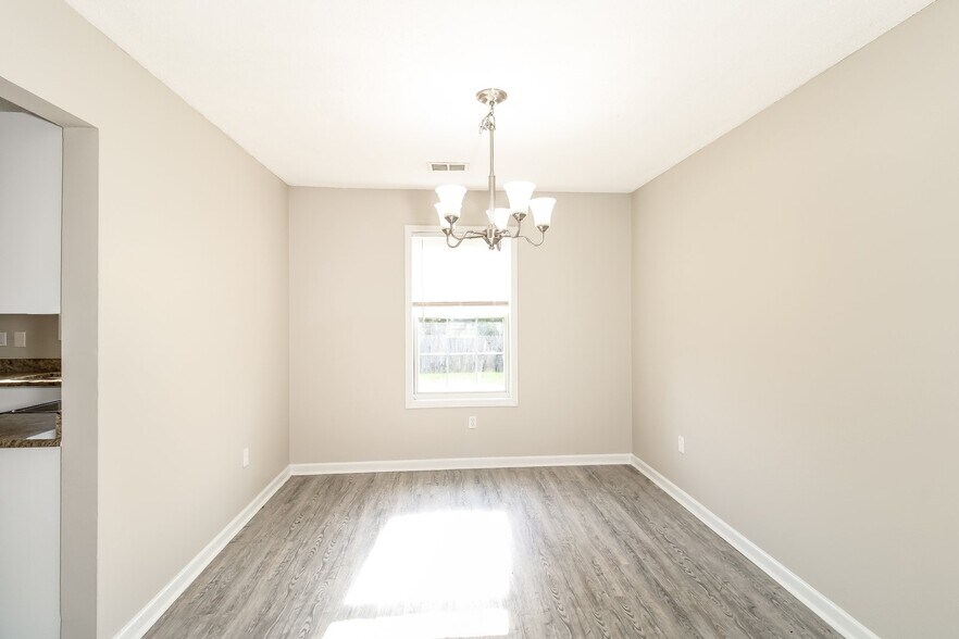 Building Photo - 402 Castle Ridge Dr