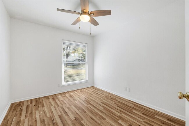 Building Photo - 11904 Highland Oaks Trail