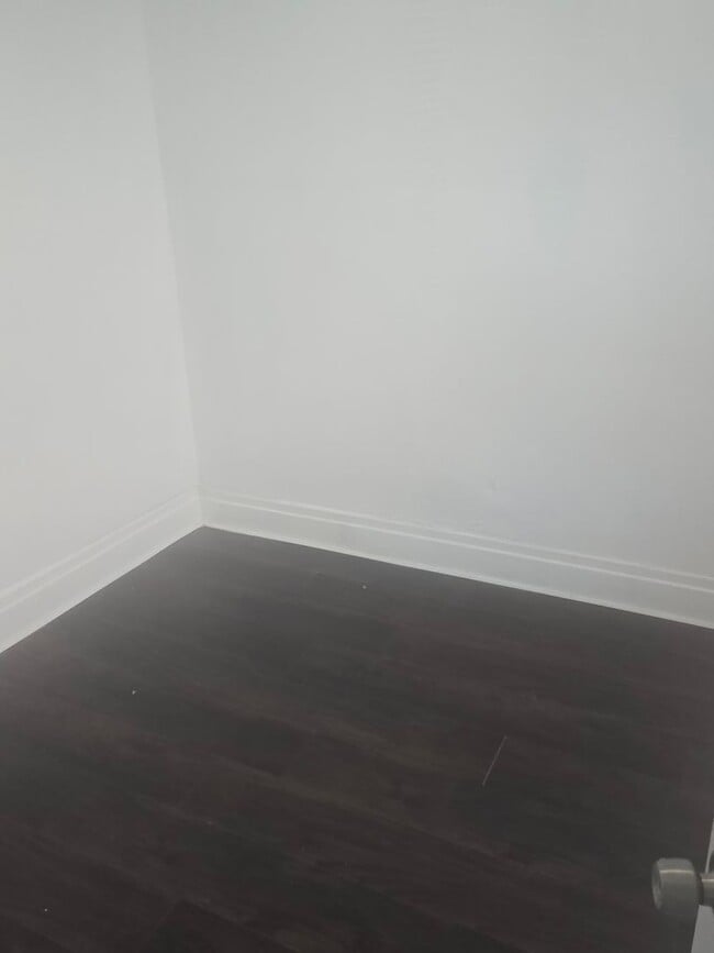 Building Photo - Three Bed 1 Bath Apartment for Rent!