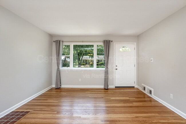 Building Photo - 3233 Holly Hill Dr